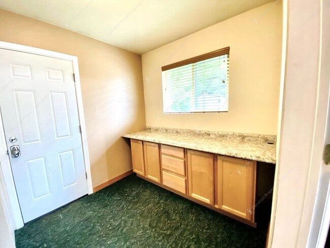 Building Photo - 3BR single-level rancher in SE Bend with large fully-fenced backyard