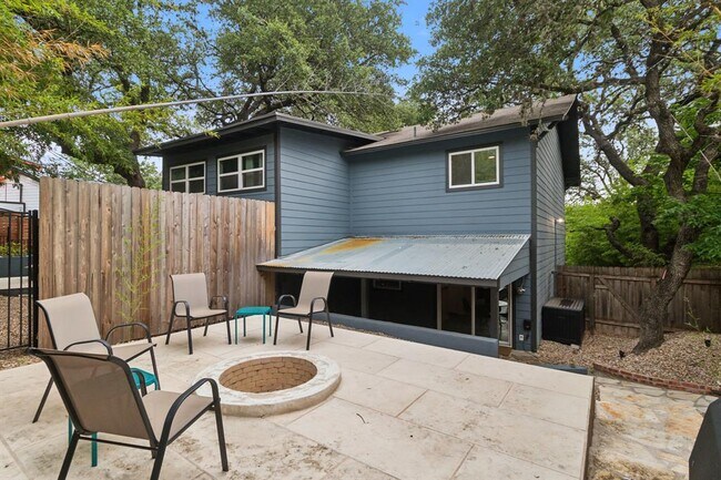 Building Photo - 1501 Rockdale Cir