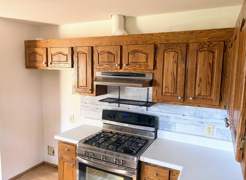 Gas Range - 1195 Tirzah Rd