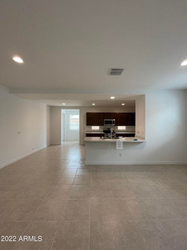 Building Photo - Gorgeous Brand New !! 4 Bed 2 bath single ...