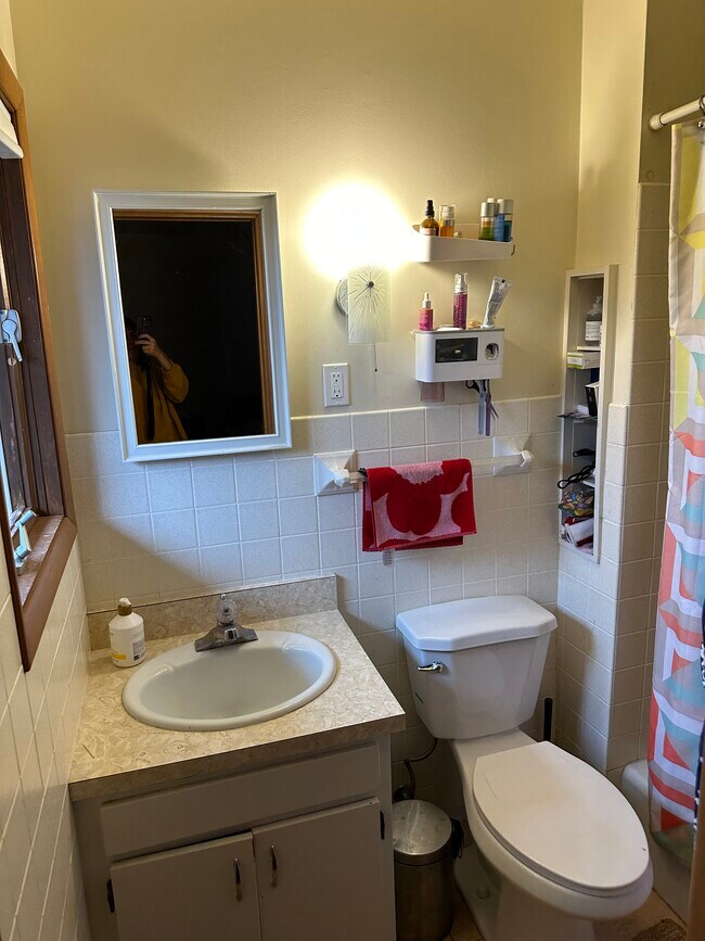 Building Photo - 1708 Pleasant St