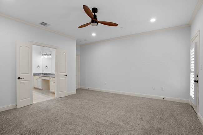Building Photo - Luxury Highland Park Condo