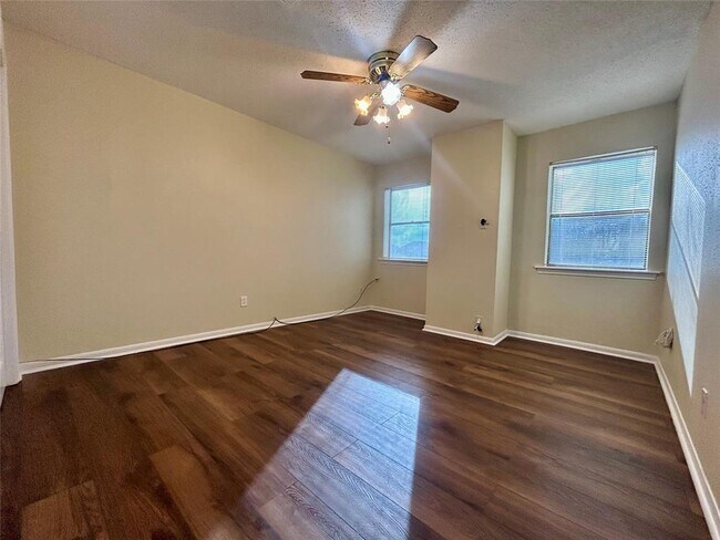 Building Photo - 2456 Country Club Dr