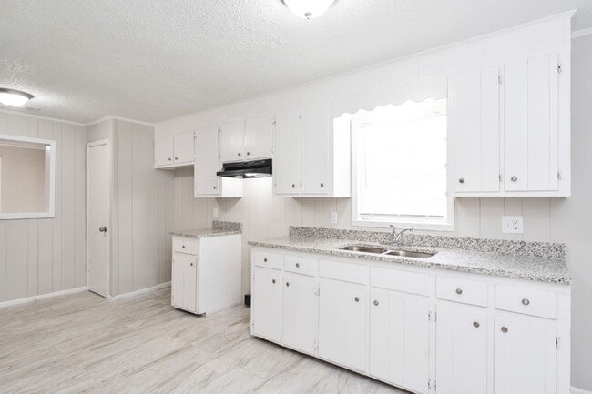 Building Photo - Stylish 4BR/2BA Home in Tuscaloosa – Moder...