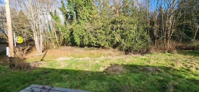 Building Photo - 2 Bed 1 Bath single wide mobile home on just shy of 1/2 acer lot in Lake Stevens $2350.00/mo
