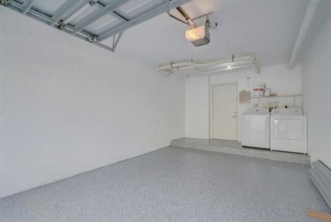 Building Photo - 1700 Crestwood Ct S