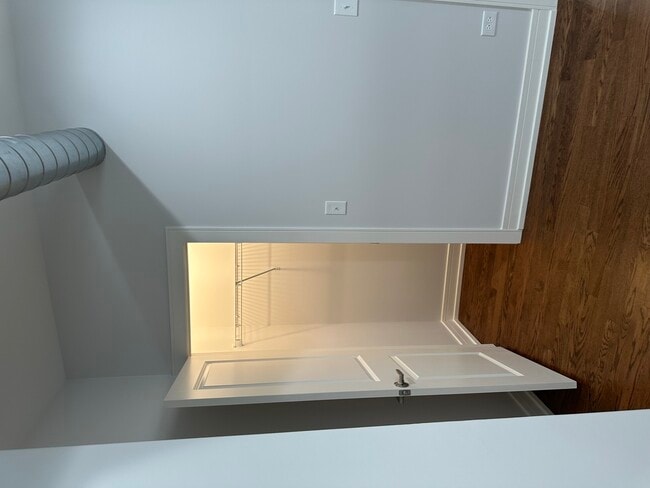 Building Photo - 1444 W Erie St