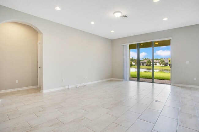 Building Photo - Spacious 4 Bed 3 Bath Home