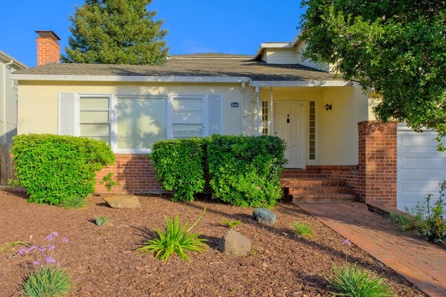 Building Photo - Piedmont Pines charming 3 Bedroom availabl...
