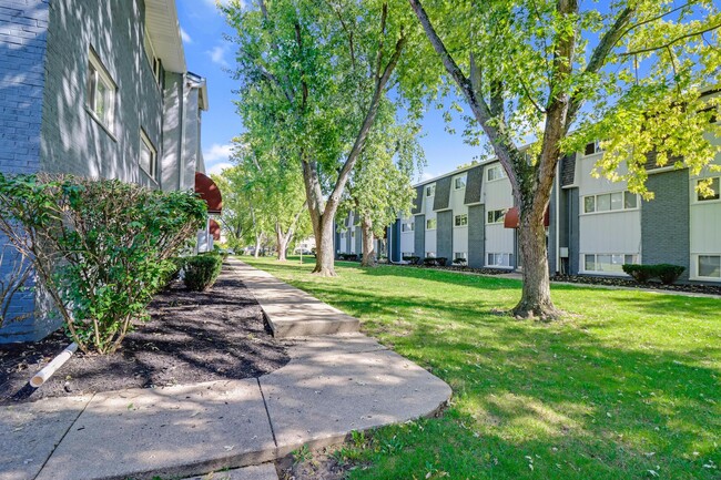 Building Photo - The Flats at Sycamore Creek