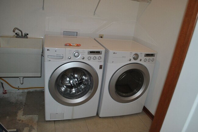 Building Photo - Nice 2 Bedroom 2 Bathroom Twinhome in Somerset