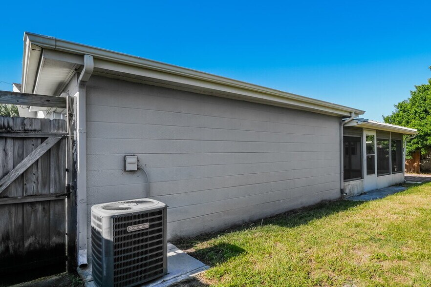 Building Photo - 7211 Moravian Dr