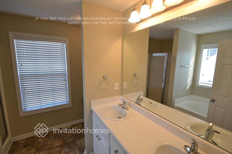Building Photo - 1521 River Song Way