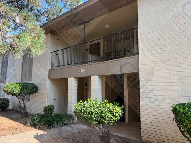 Building Photo - 1715 E Lindsey St