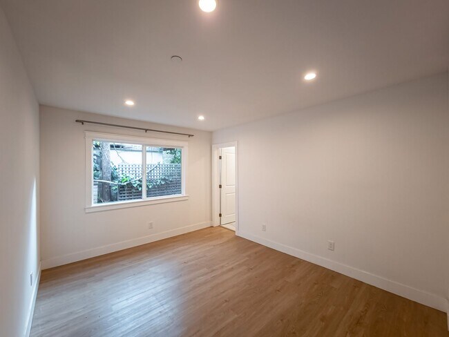 Building Photo - Newly Renovated 4BR Lamanda Park Units!