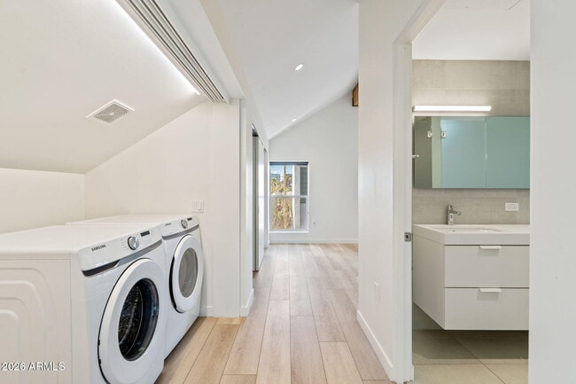 Building Photo - 1337 E Polk St