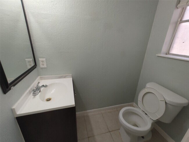 Building Photo - 633 Mosswood Dr