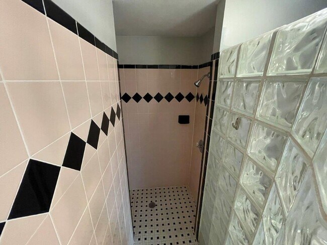 Building Photo - 3 bed 2 bath, 2 car with wood floors, fenc...