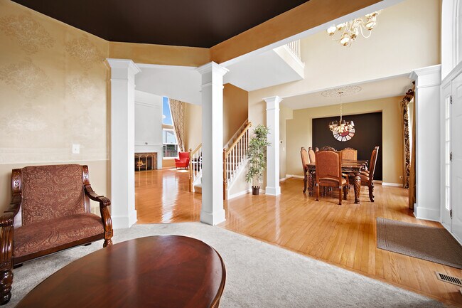 Building Photo - 1044 Oakhill Dr