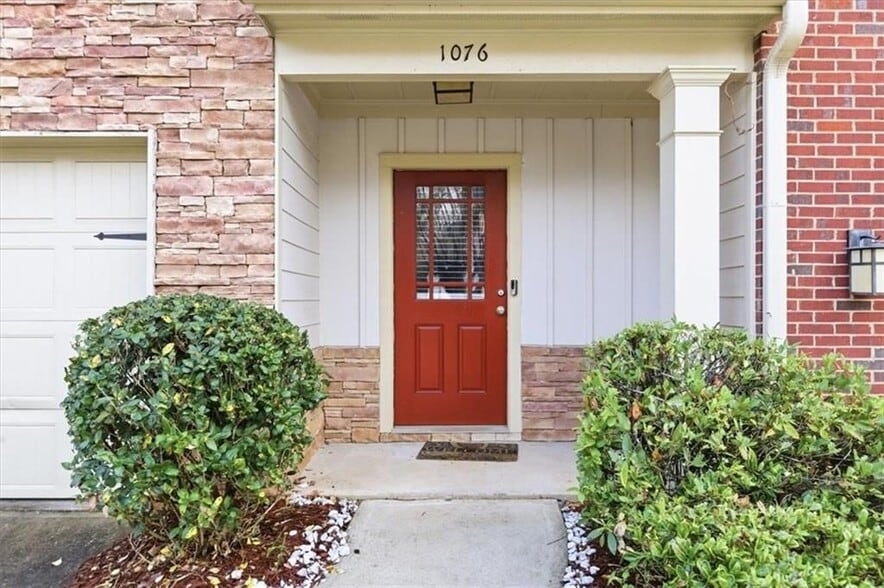 Building Photo - 1076 N Village Dr