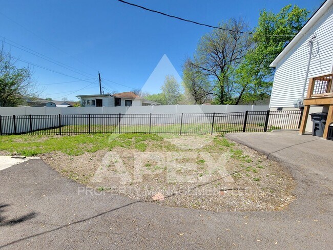 Building Photo - 3 Bd - 2 Ba Single family home mins from D...