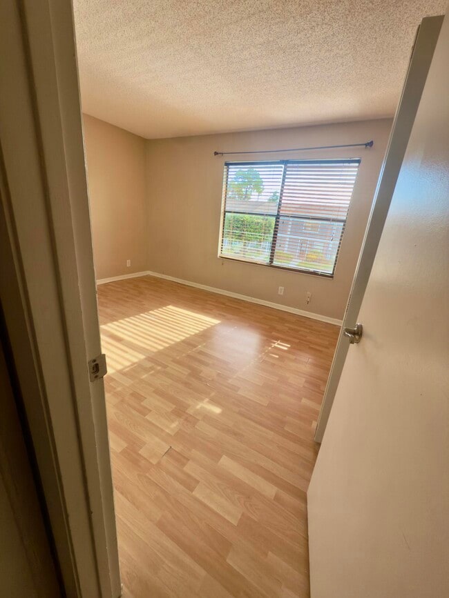 Building Photo - 799 Hill Dr
