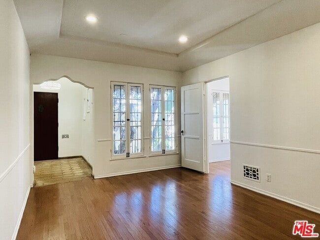 Building Photo - 203 N Doheny Dr