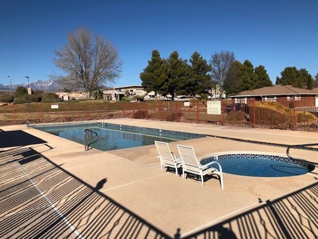 Building Photo - Awesome Shadowbrook Townhome in the Center of it all!