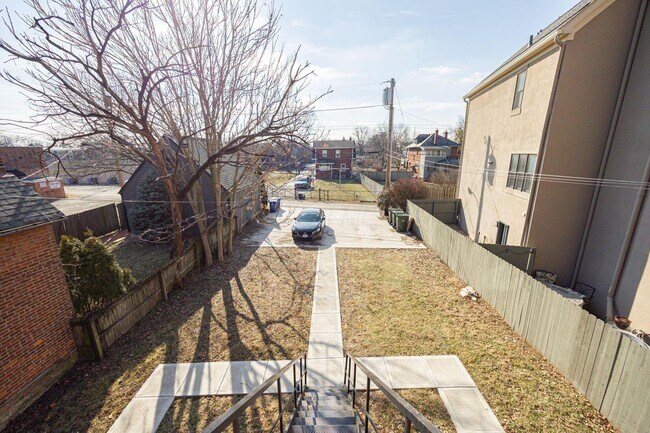 Building Photo - 341 E Sycamore St