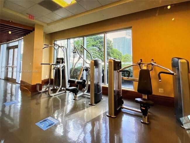 Building Photo - 1060 Brickell Ave