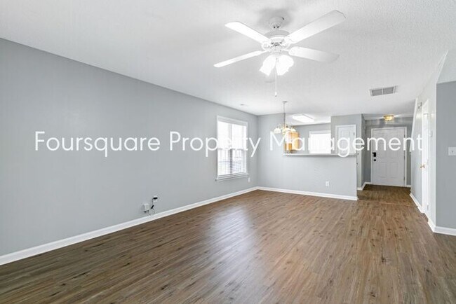 Building Photo - Townhome | Screened Back Porch | Back Pati...