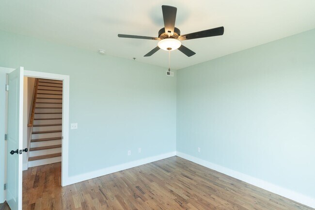 Building Photo - Modern 4 Bedroom Townhome in Southside Chattanooga
