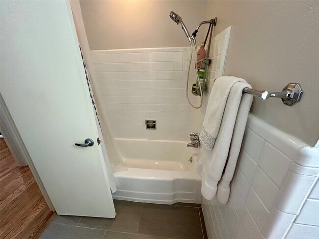 Building Photo - 9914 Larston St