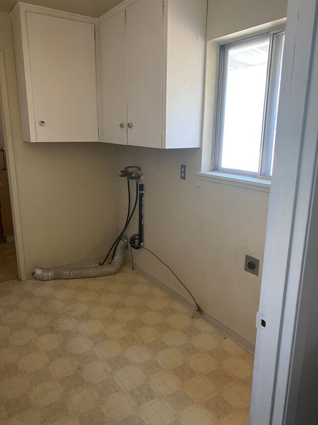 Building Photo - Large 3 bedroom 3 bath home