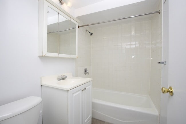 Building Photo - 3954 N Janssen Ave