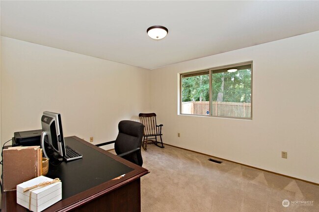 Building Photo - Charming 4 Bedroom home with fenced yard a...