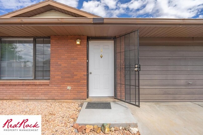 Building Photo - Remodeled 2 Bedroom Townhome. Pet Friendly!