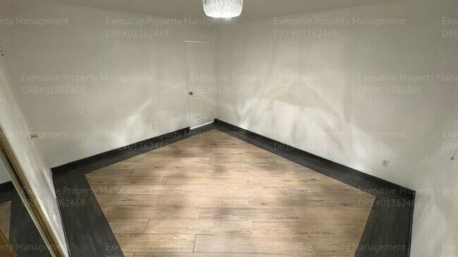 Building Photo - 3 bedroom 2 bathroom home with pool and near shopping centers.