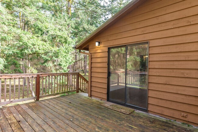 Building Photo - Large Private Rural Home Just West of Downtown Oak Harbor on 5 acres