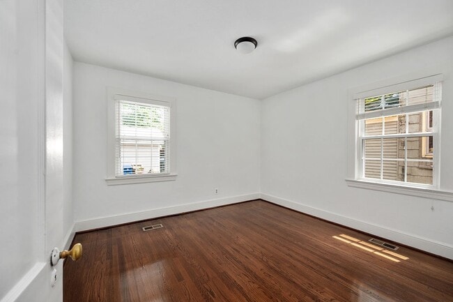 Building Photo - 819 Weedon St