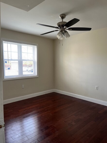 Bedroom - 912 Barnaby St SE