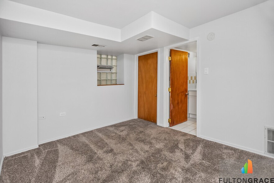 Building Photo - 2744 W Warren Blvd
