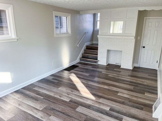 Building Photo - Beautifully Updated Columbus Home with Fir...