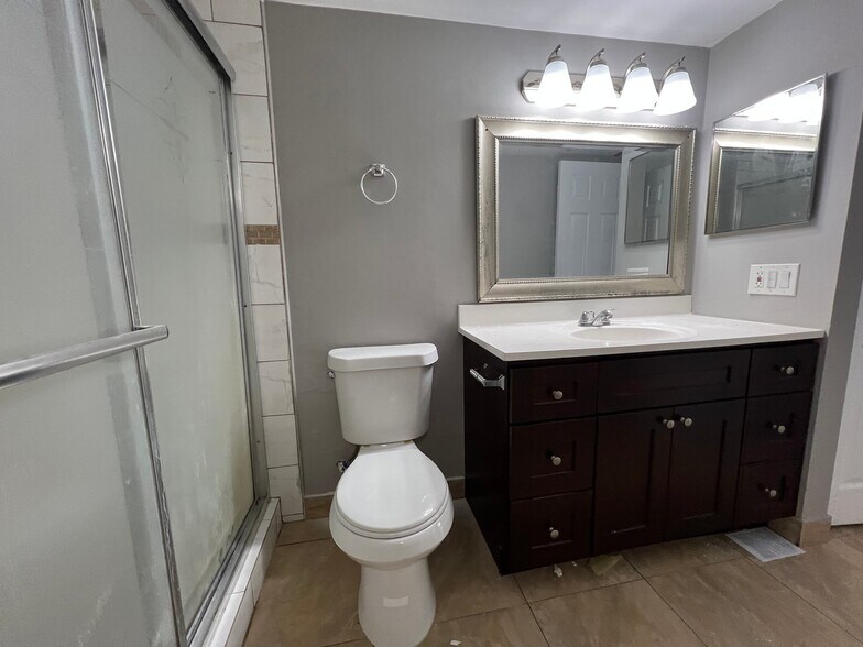 Building Photo - 4158 Inverrary Dr