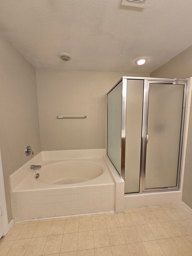Building Photo - Terrific 3 bed + Loft 2 Car Need Space? Th...