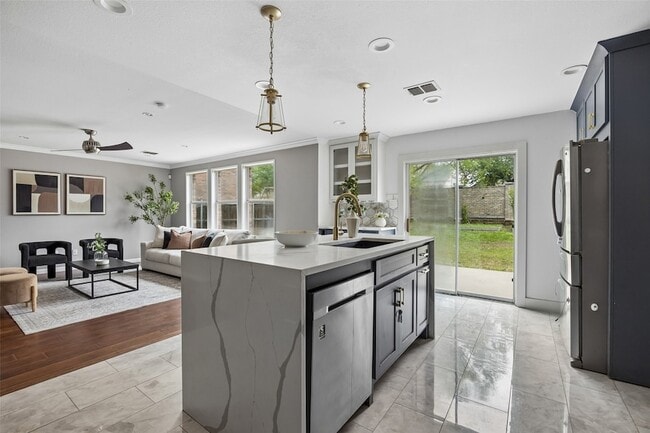 Building Photo - 320 S Mesa Verde Way