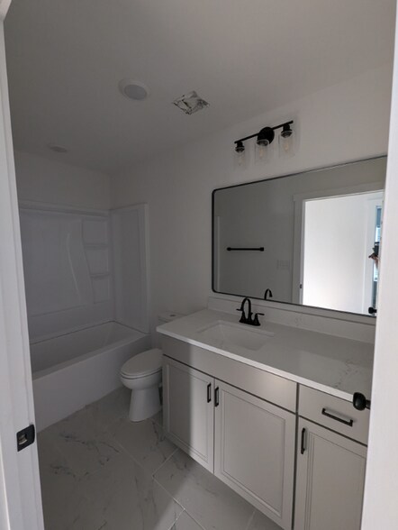 Building Photo - 2105 Vista Encino
