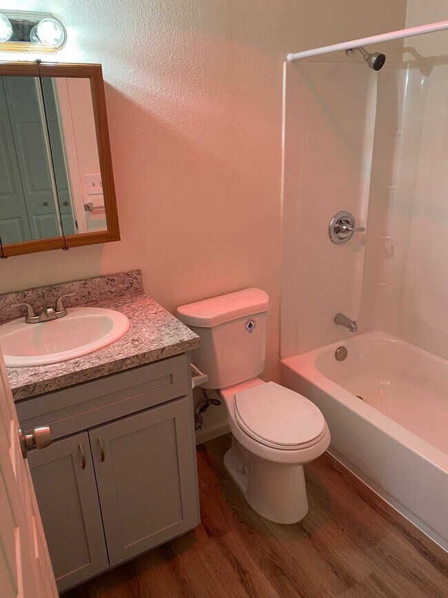 Building Photo - (905) Draper Arms Apartments - 2 Bedroom / 1 Bathroom (UPDATED)
