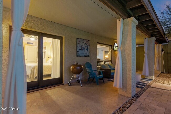 Building Photo - 4611 E Desert Dr