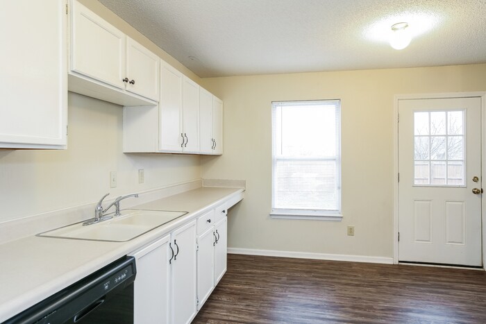 Building Photo - 10740 Glenayr Dr